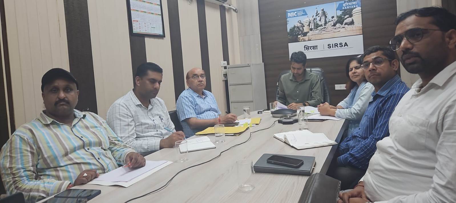 अधिकारियों के साथ बैठक करते उपायुक्त। अधिकारियों के साथ बैठक करते उपायुक्त।