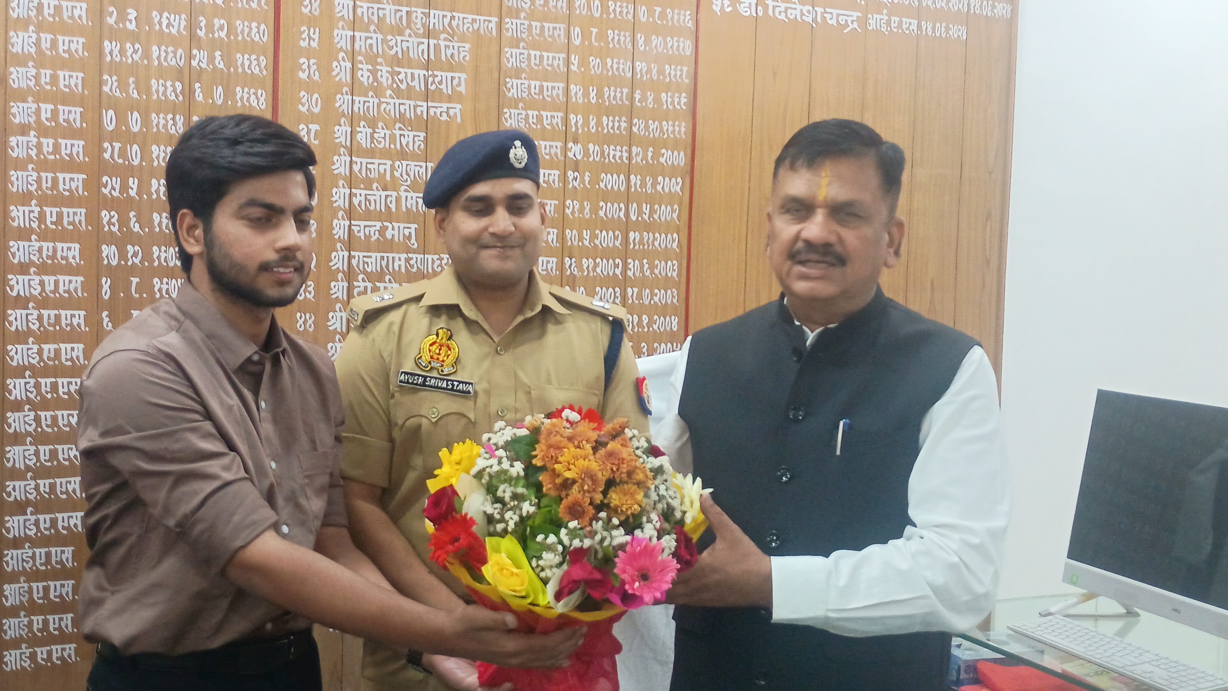 जिलाधिकारी डॉ दिनेश चंद्र सिंह कार्तिक कृष्ण पांडेय को सम्मानित करते हुए