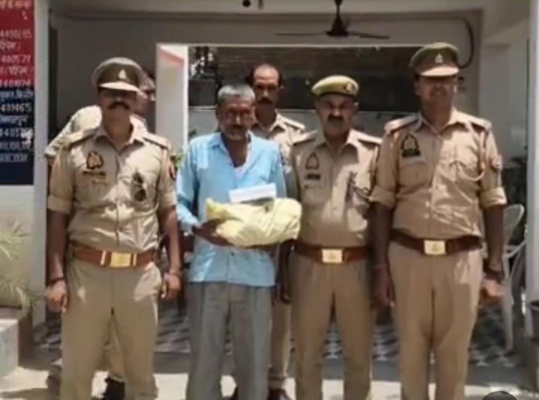 पुलिस की गिरफ्त में आरोपित चरस तस्कर पुलिस की गिरफ्त में आरोपित चरस तस्कर