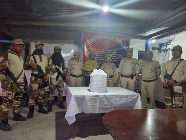मणिपुर पुलिस ने ब्राउन शुगर और कोडीन सिरप के साथ गिरफ्तार दो लोगों की तस्वीर।