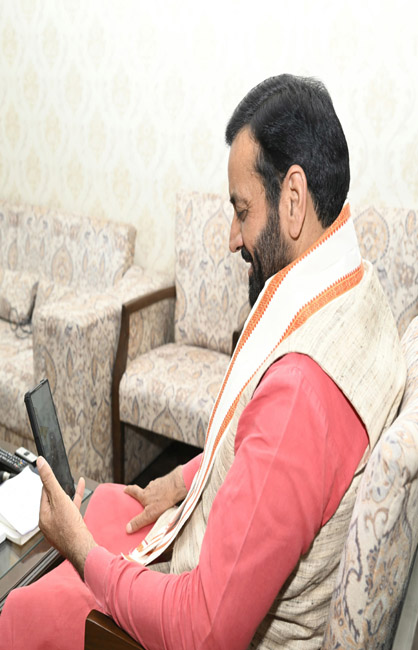हरियाणा के मुख्यमंत्री नायब सैनी टॉपर विद्यार्थियों से बातचीत करते हुए हरियाणा के मुख्यमंत्री नायब सैनी टॉपर विद्यार्थियों से बातचीत करते हुए