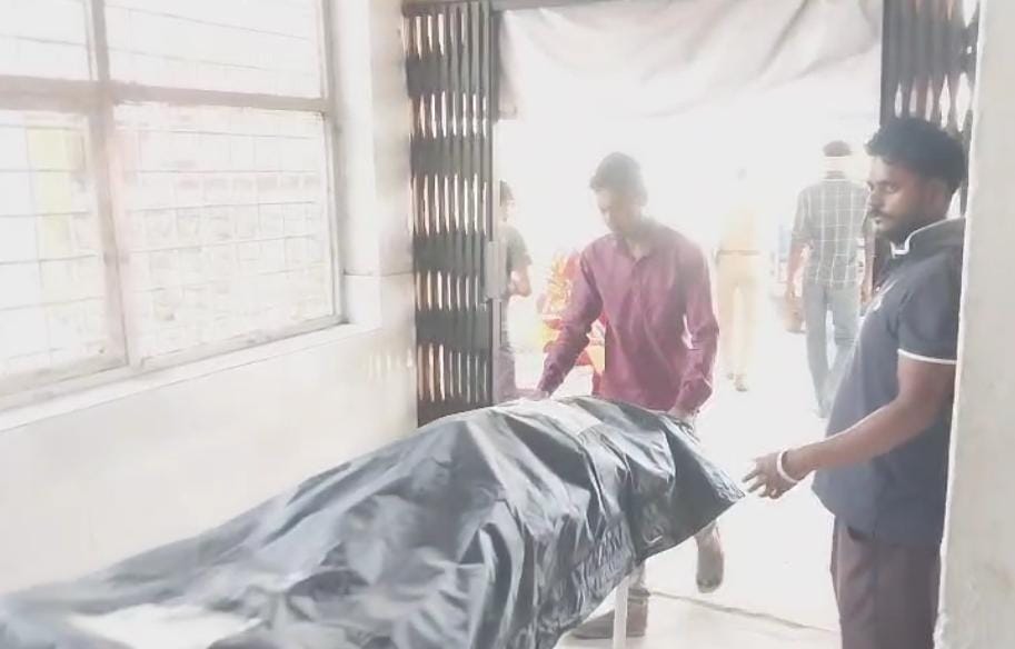सड़क हादसे में मृतक नरेश के शव को लेकर जाते स्वास्थ्य कर्मी। सड़क हादसे में मृतक नरेश के शव को लेकर जाते स्वास्थ्य कर्मी।