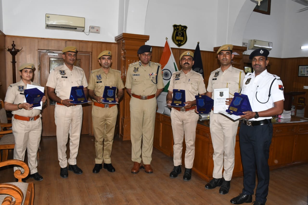 छह पुलिसकर्मी कांस्टेबल ऑफ दी मंथ के अवार्ड से सम्मानित छह पुलिसकर्मी कांस्टेबल ऑफ दी मंथ के अवार्ड से सम्मानित