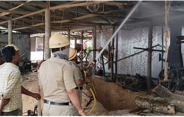 लकड़ी मिल में लगी आग के काबू करते अग्निशमन कर्मी लकड़ी मिल में लगी आग के काबू करते अग्निशमन कर्मी