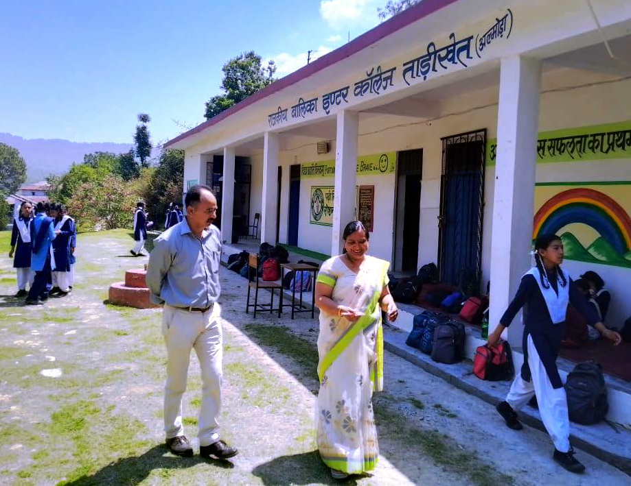 राबाइंका ताड़ीखेत की प्रधानाचार्या से जानकारी लेते अपर निदेशक माध्यमिक शिक्षा। राबाइंका ताड़ीखेत की प्रधानाचार्या से जानकारी लेते अपर निदेशक माध्यमिक शिक्षा।