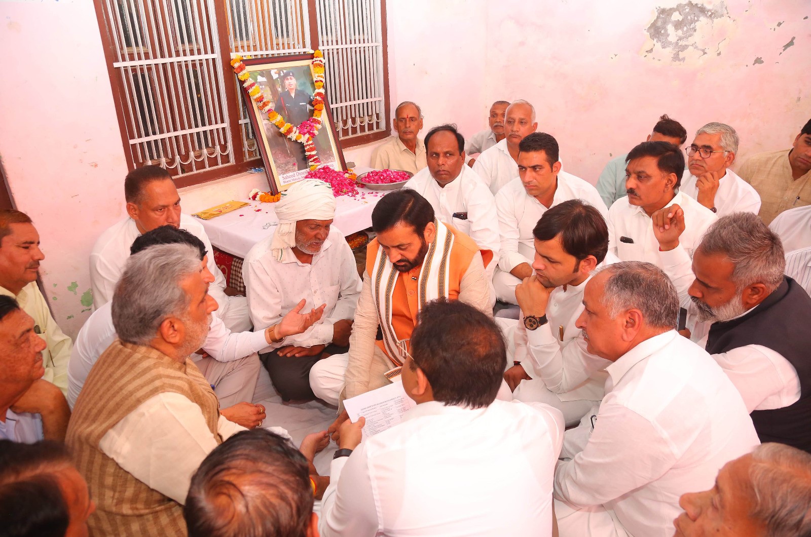 सीएम नायाब सिंह शहीद दिनेश कुमार शर्मा के परिवार से बात चीत करते हुए सीएम नायाब सिंह शहीद दिनेश कुमार शर्मा के परिवार से बात चीत करते हुए
