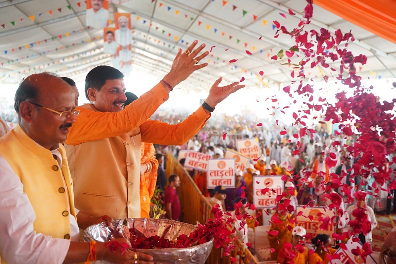 मुख्यमंत्री कार्यक्रम में लाड़ली बहनों पर पुष्प वर्षा करते हुए मुख्यमंत्री कार्यक्रम में लाड़ली बहनों पर पुष्प वर्षा करते हुए