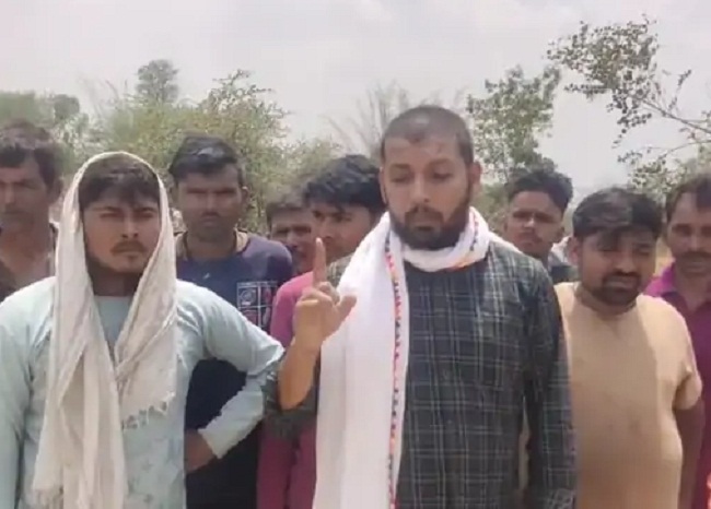 गौवंश की हत्या के बाद आक्रोश जताते हुए ग्रामीण गौवंश की हत्या के बाद आक्रोश जताते हुए ग्रामीण