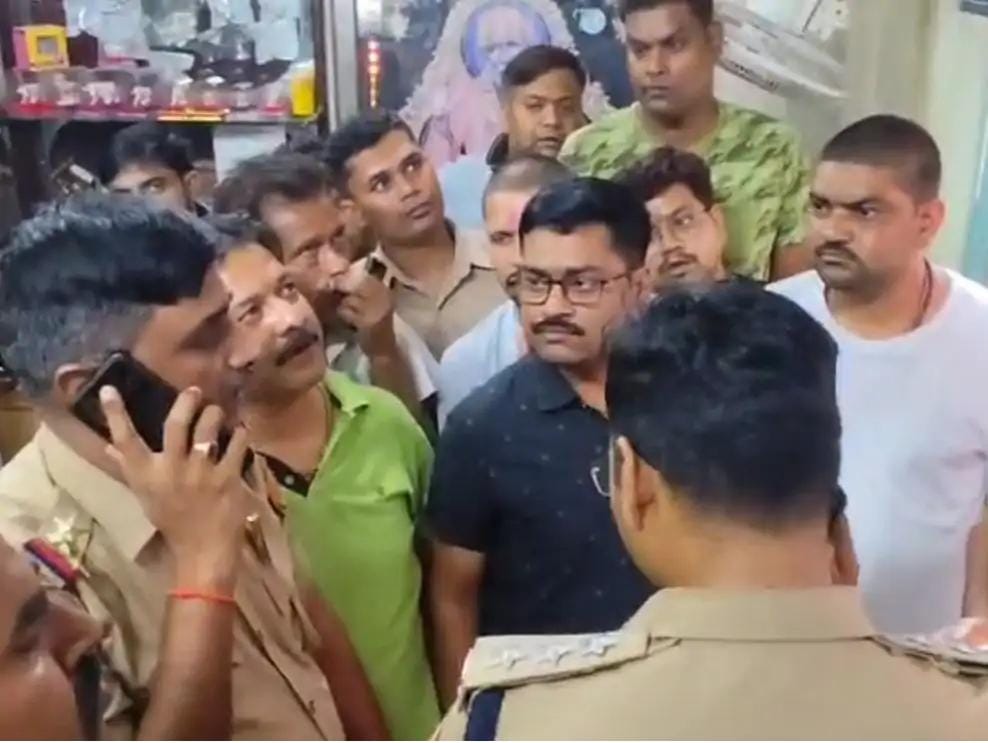 घटनास्थल पर पुलिस मौजूद घटनास्थल पर पुलिस मौजूद