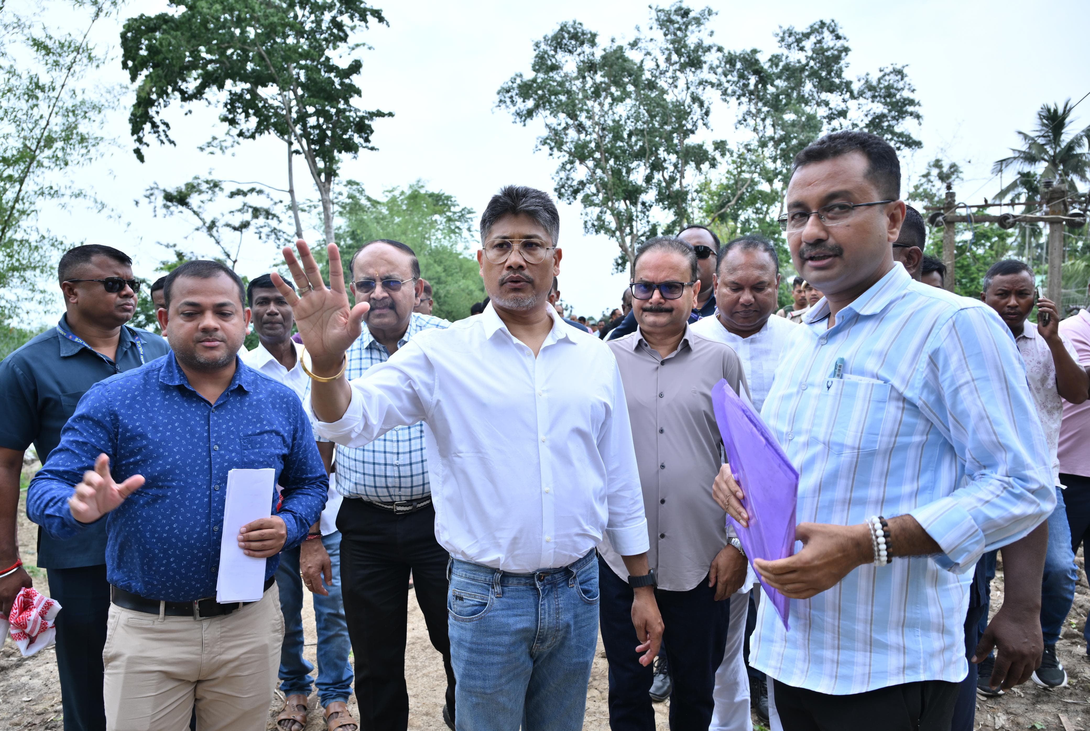 बढ़मपुर-होजाई में निर्माणाधीन तटबंधों का निरीक्षण करते हुए राज्य के जल संसाधन मंत्री पीयूष हजारिका। बढ़मपुर-होजाई में निर्माणाधीन तटबंधों का निरीक्षण करते हुए राज्य के जल संसाधन मंत्री पीयूष हजारिका।