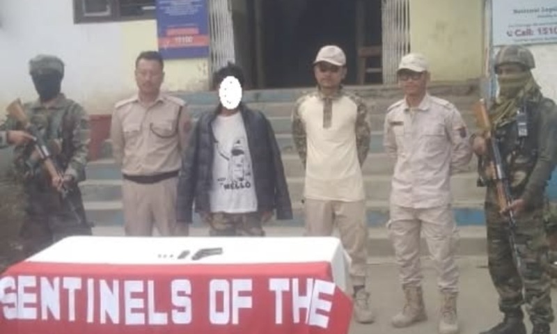 मणिपुर में चिन उग्रवादी समेत 10 गिरफ्तार उग्रवादियों की तस्वीरें। मणिपुर में चिन उग्रवादी समेत 10 गिरफ्तार उग्रवादियों की तस्वीरें।