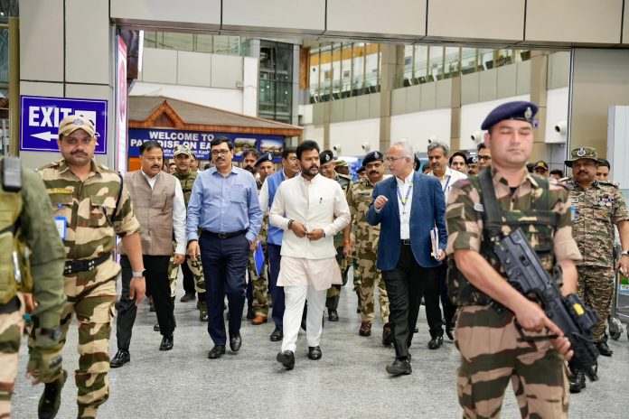 नागरिक उड्डयन मंत्री ने श्रीनगर और जम्मू हवाई अड्डों पर सुरक्षा व्यवस्था की समीक्षा की नागरिक उड्डयन मंत्री ने श्रीनगर और जम्मू हवाई अड्डों पर सुरक्षा व्यवस्था की समीक्षा की