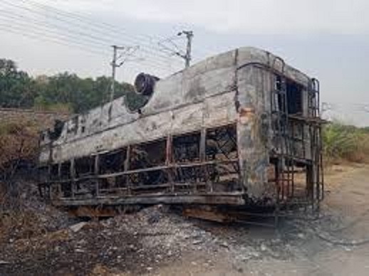 सतना में दुर्घटनाग्रस्त यात्री बस में लगाई आग सतना में दुर्घटनाग्रस्त यात्री बस में लगाई आग