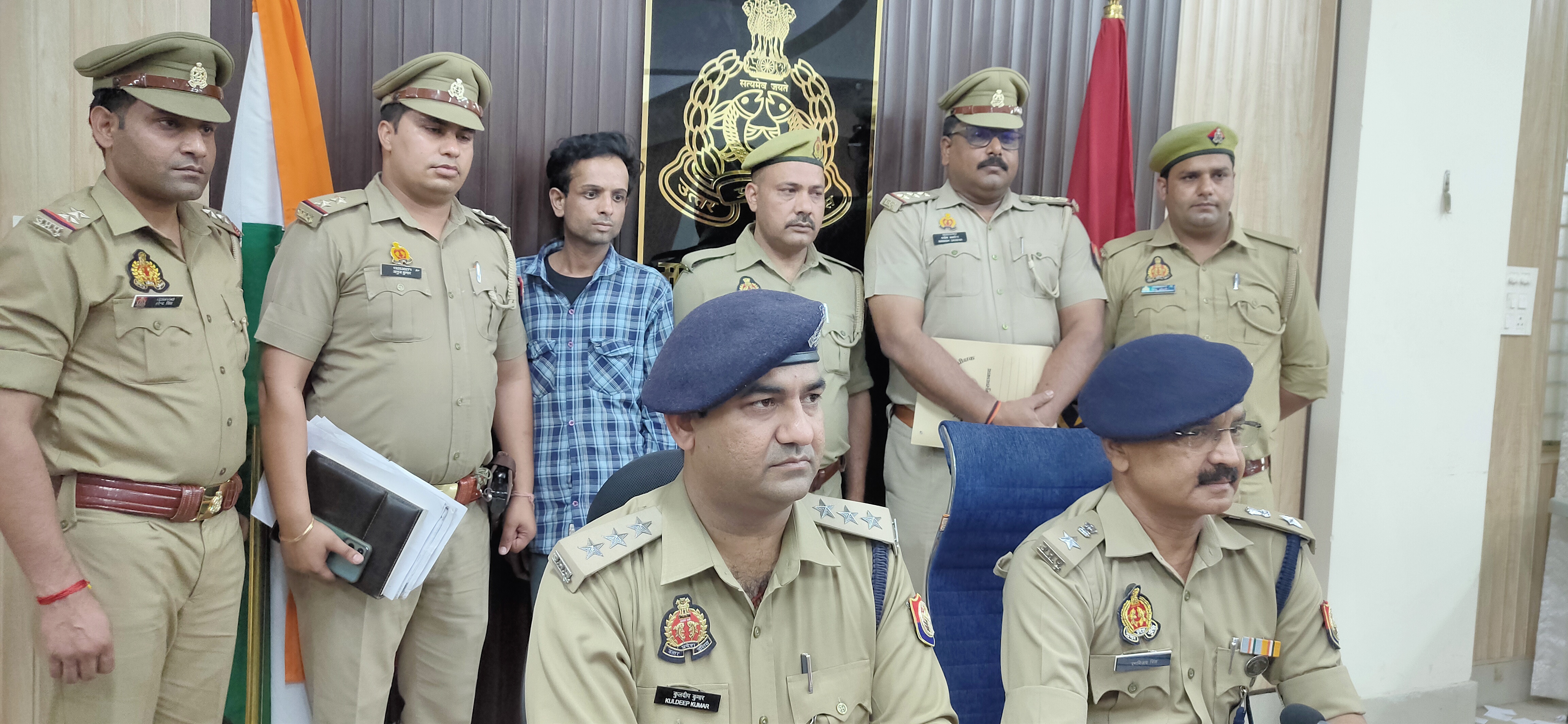 केमिकल कारोबारी की मां प्रमोद रस्तोगी की हत्या का खुलासा करती एसपी सिटी व सीओ सिविल लाइन और पुलिस गिरफ्त में आरोपित । केमिकल कारोबारी की मां प्रमोद रस्तोगी की हत्या का खुलासा करती एसपी सिटी व सीओ सिविल लाइन और पुलिस गिरफ्त में आरोपित ।