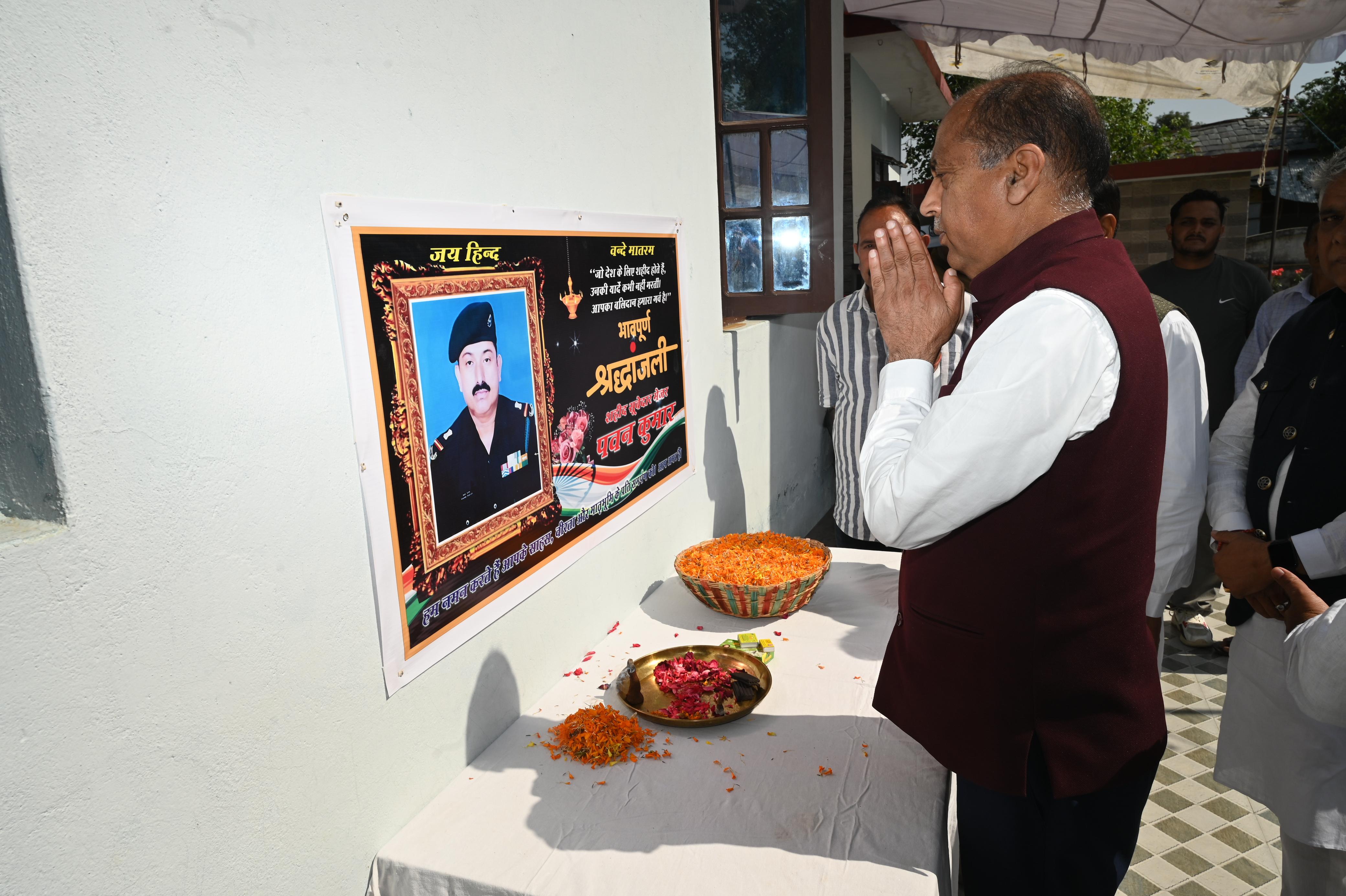 श्रद्धांजलि देते हुए भाजपा नेता। श्रद्धांजलि देते हुए भाजपा नेता।