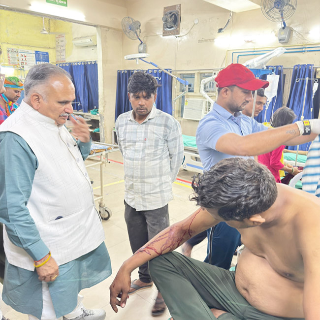 सोनीपत: नगर निगम मेयर राजीव जैन ने सिविल अस्पताल पहुंचकर घायल का हाल जानते हुए सोनीपत: नगर निगम मेयर राजीव जैन ने सिविल अस्पताल पहुंचकर घायल का हाल जानते हुए