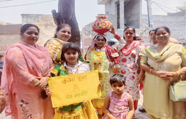 सोनीपत: माजरी गांव में का पारंपरिक कुआं पूजन में शामिल सदस्य सोनीपत: माजरी गांव में का पारंपरिक कुआं पूजन में शामिल सदस्य