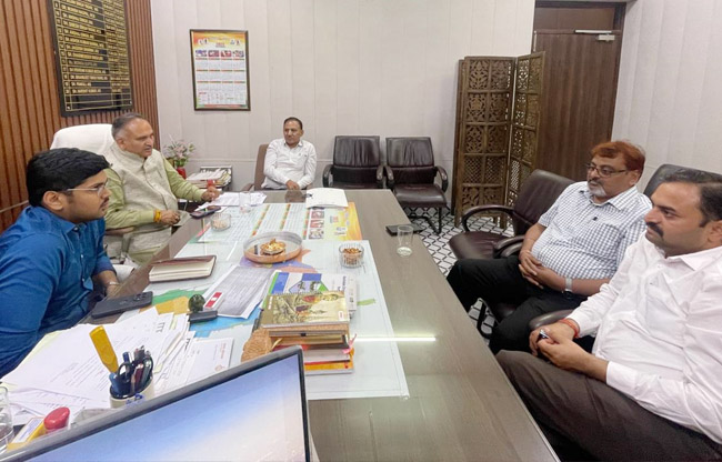 सोनीपत: महापौर राजीव जैन, आयुक्त हर्षित कुमार लोक निर्माण विभाग के अधिकारियों साथ। सोनीपत: महापौर राजीव जैन, आयुक्त हर्षित कुमार लोक निर्माण विभाग के अधिकारियों साथ।