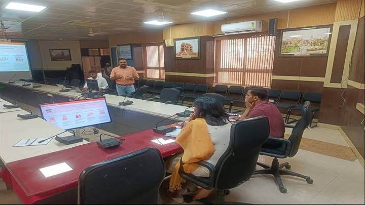 कलेक्टर ने देखा प्रजेंटेशन कलेक्टर ने देखा प्रजेंटेशन