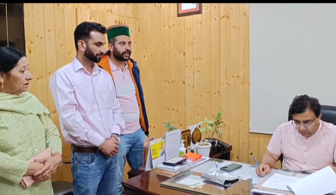 एम्बुलेंस सड़क की मांग को लेकर एस डी एम राजगढ़ को सौंपा ज्ञापन