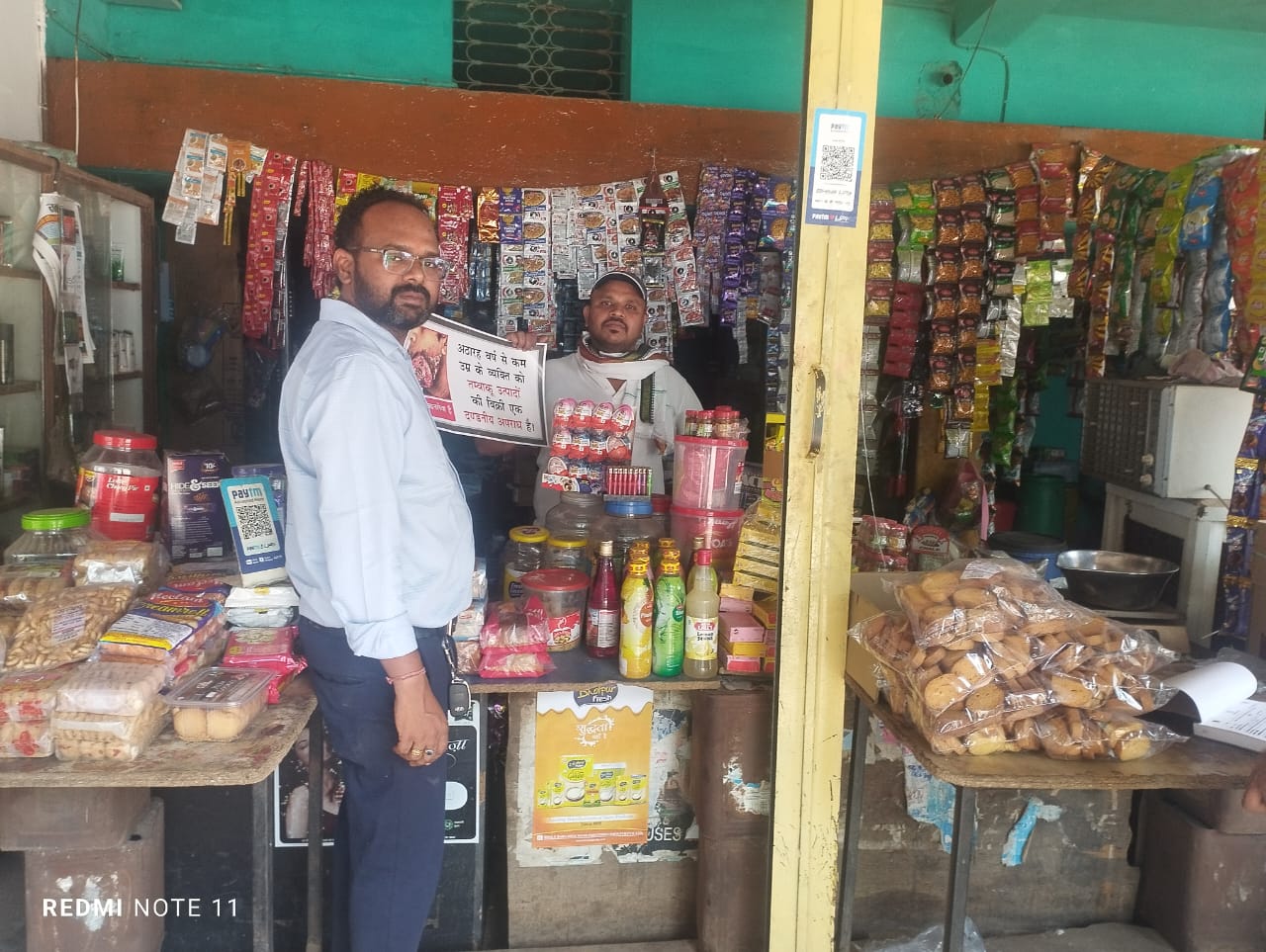 तंबाकू नियंत्रण को लेकर कार्रवाई करते विभाग के कर्मचारी।