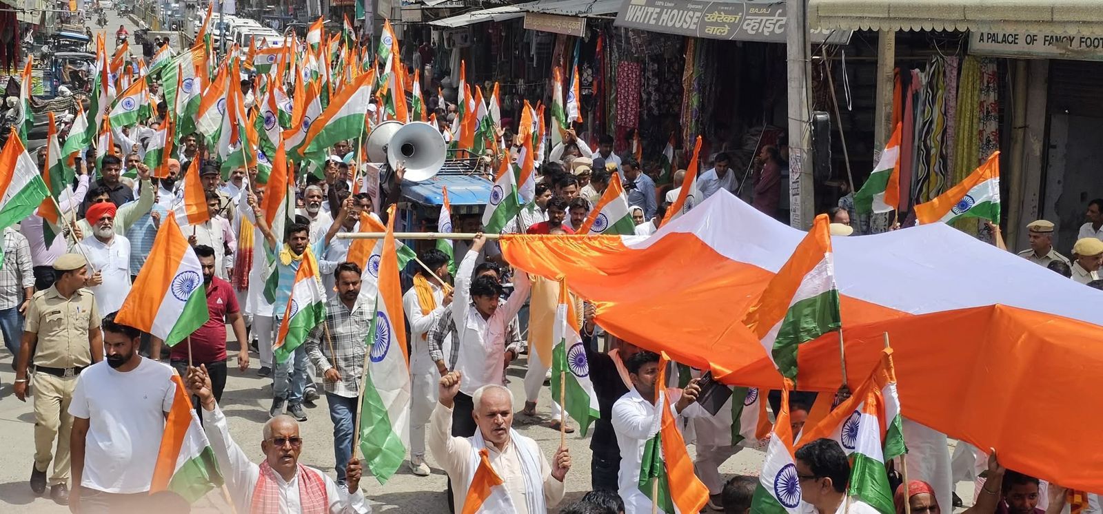 सिरसा में तिरंगा यात्रा निकालते भाजपा कार्यकर्ता। सिरसा में तिरंगा यात्रा निकालते भाजपा कार्यकर्ता।
