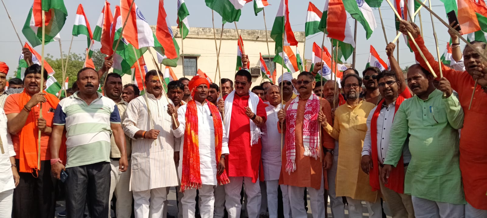 वीरों के सम्मान में निकली तिरंगा यात्रा में शामिल विधायक वीरों के सम्मान में निकली तिरंगा यात्रा में शामिल विधायक