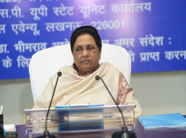 बैठक लेती बसपा प्रमुख मायावती की फोटो बैठक लेती बसपा प्रमुख मायावती की फोटो