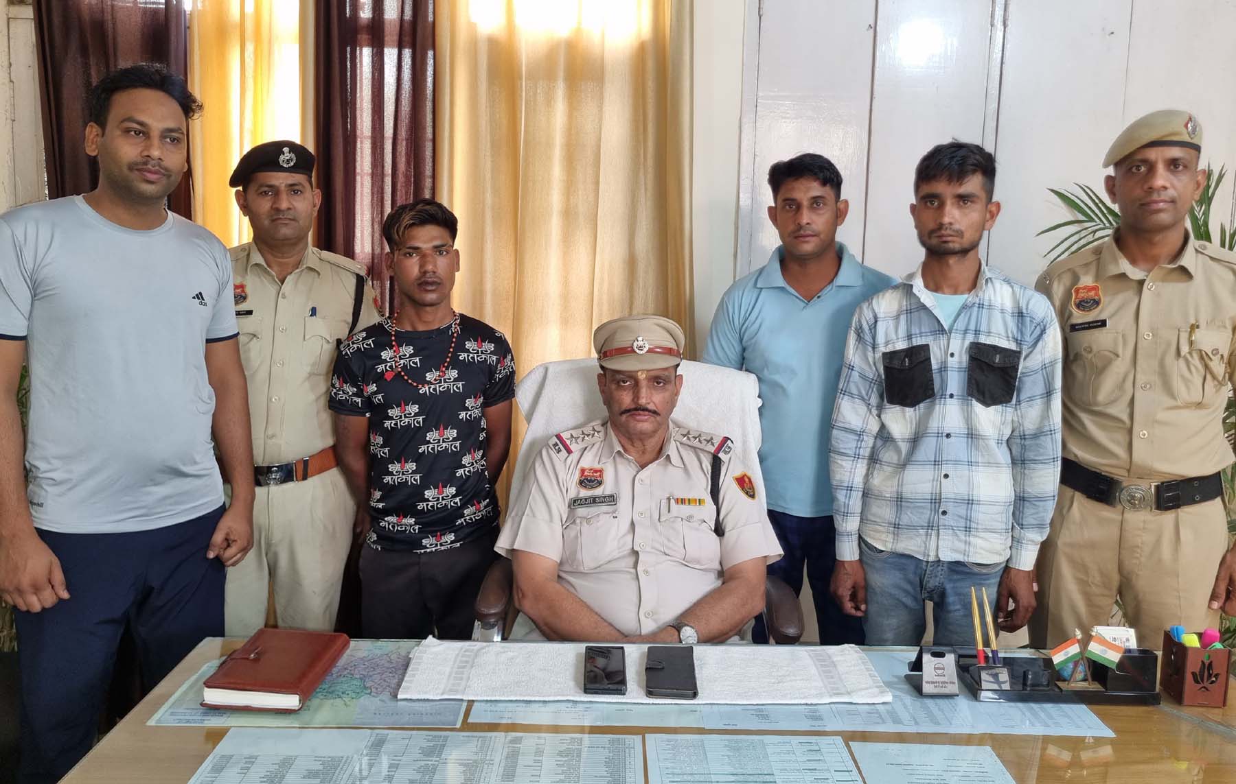 गुरुग्राम पुलिस की गिरफ्त में अपहरण के आरोपी युवक। गुरुग्राम पुलिस की गिरफ्त में अपहरण के आरोपी युवक।