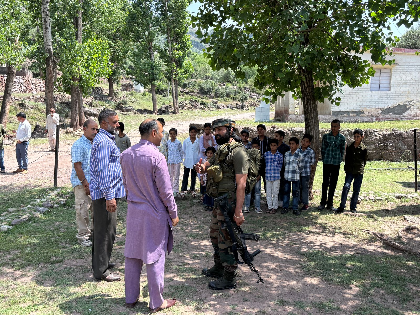 सामुदायिक संपर्क के माध्यम से नागरिक संबंधों को मजबूत किया सामुदायिक संपर्क के माध्यम से नागरिक संबंधों को मजबूत किया