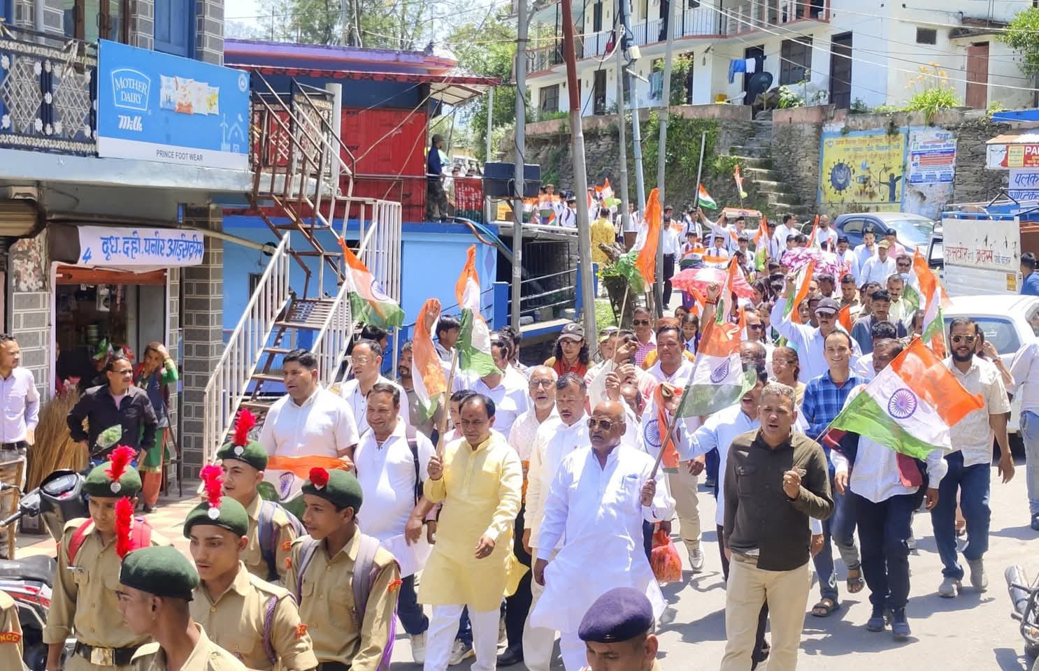 पाबू में आयोजित तिरंगा रैली में हिस्सा लेते शिक्षा मंत्री धन सिंह रावत पाबू में आयोजित तिरंगा रैली में हिस्सा लेते शिक्षा मंत्री धन सिंह रावत