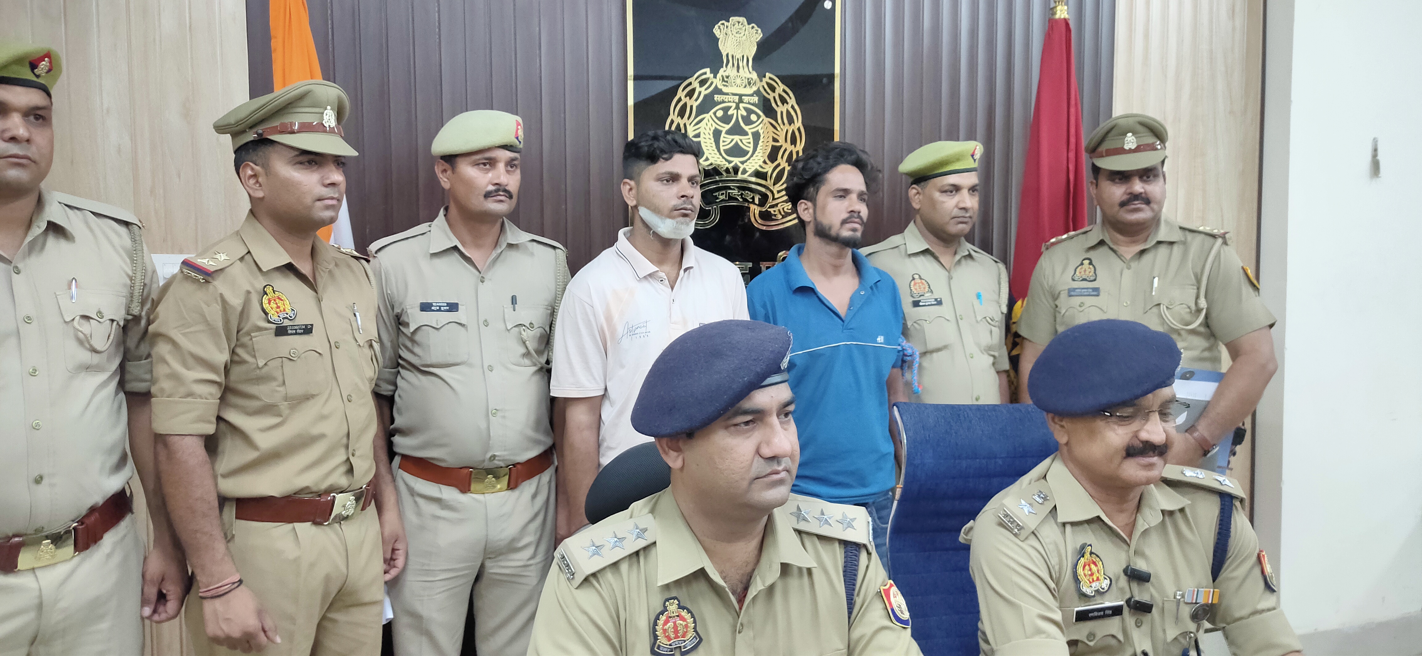 वाहन चोर और नशीले पदार्थ की तस्करी करने के दो हिस्ट्रीशीटर आरोपित गिरफ्तार सोने की जानकारी देते एसपी सिटी व सीओ सिविल लाइन। वाहन चोर और नशीले पदार्थ की तस्करी करने के दो हिस्ट्रीशीटर आरोपित गिरफ्तार सोने की जानकारी देते एसपी सिटी व सीओ सिविल लाइन।