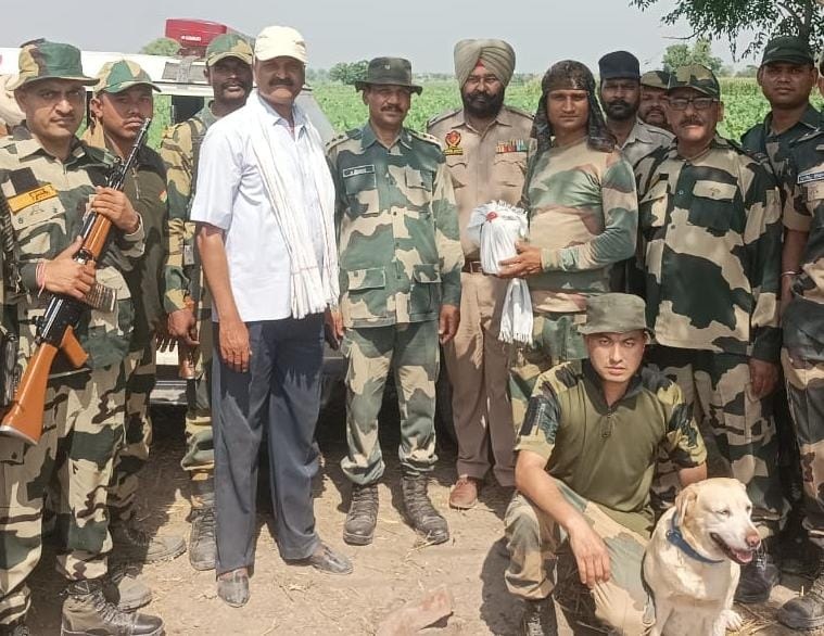 सीमावर्ती क्षेत्र से बरामद हेरोइन के साथ बीएसएफ के जवान