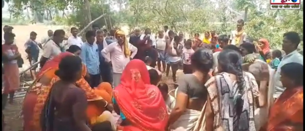 हत्या के बाद घटनास्थल पर जुटी भीङ हत्या के बाद घटनास्थल पर जुटी भीङ