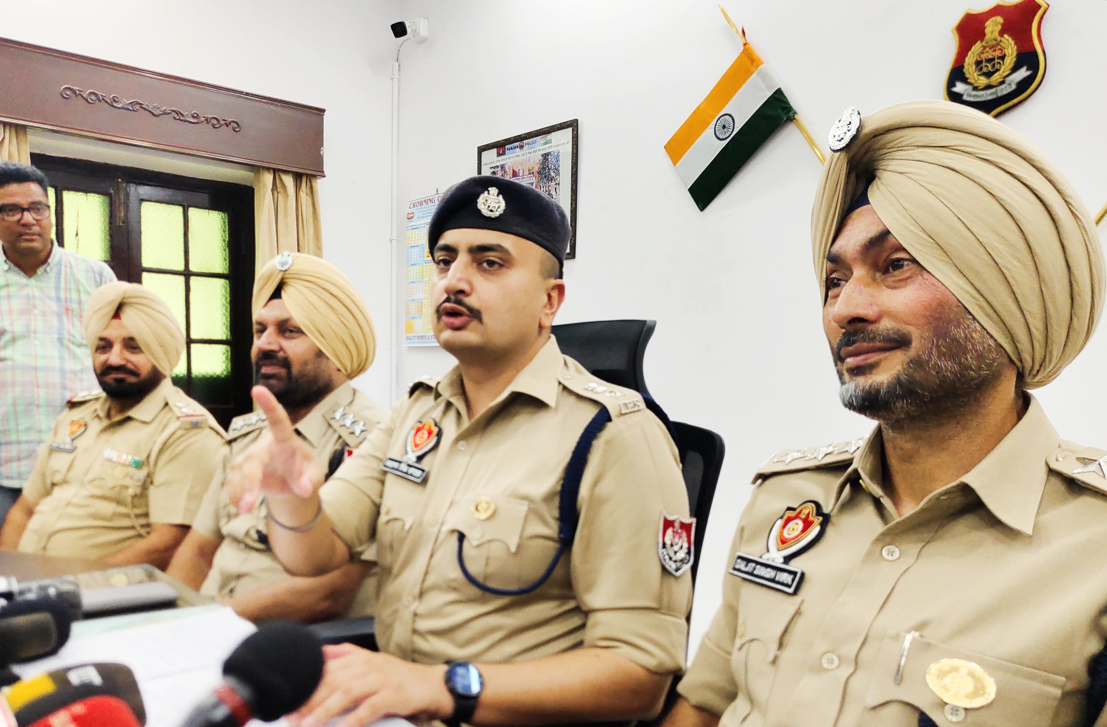संगरूर के एसएसपी पत्रकारों को मामले की जानकारी देते हुए संगरूर के एसएसपी पत्रकारों को मामले की जानकारी देते हुए