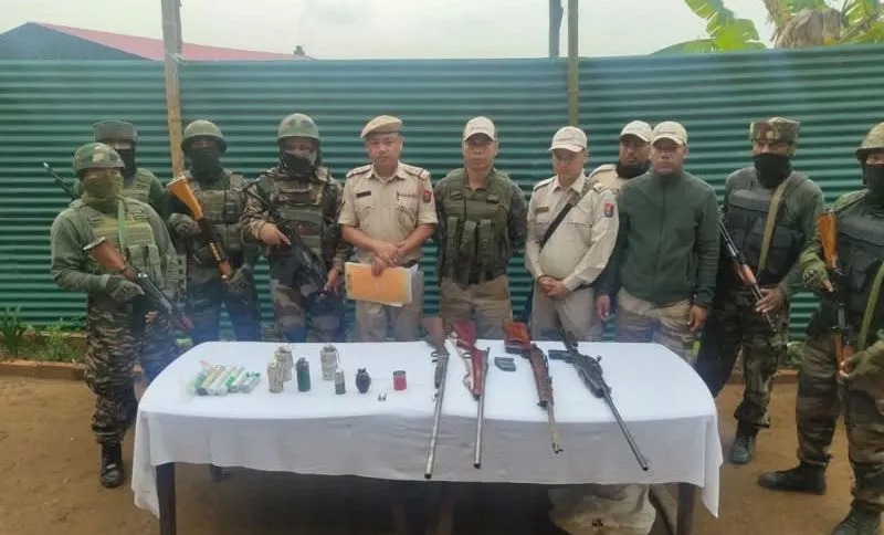 मणिपुर में सुरक्षा बलों द्वारा जंगलों से बरामद हथियारों की तस्वीर। मणिपुर में सुरक्षा बलों द्वारा जंगलों से बरामद हथियारों की तस्वीर।