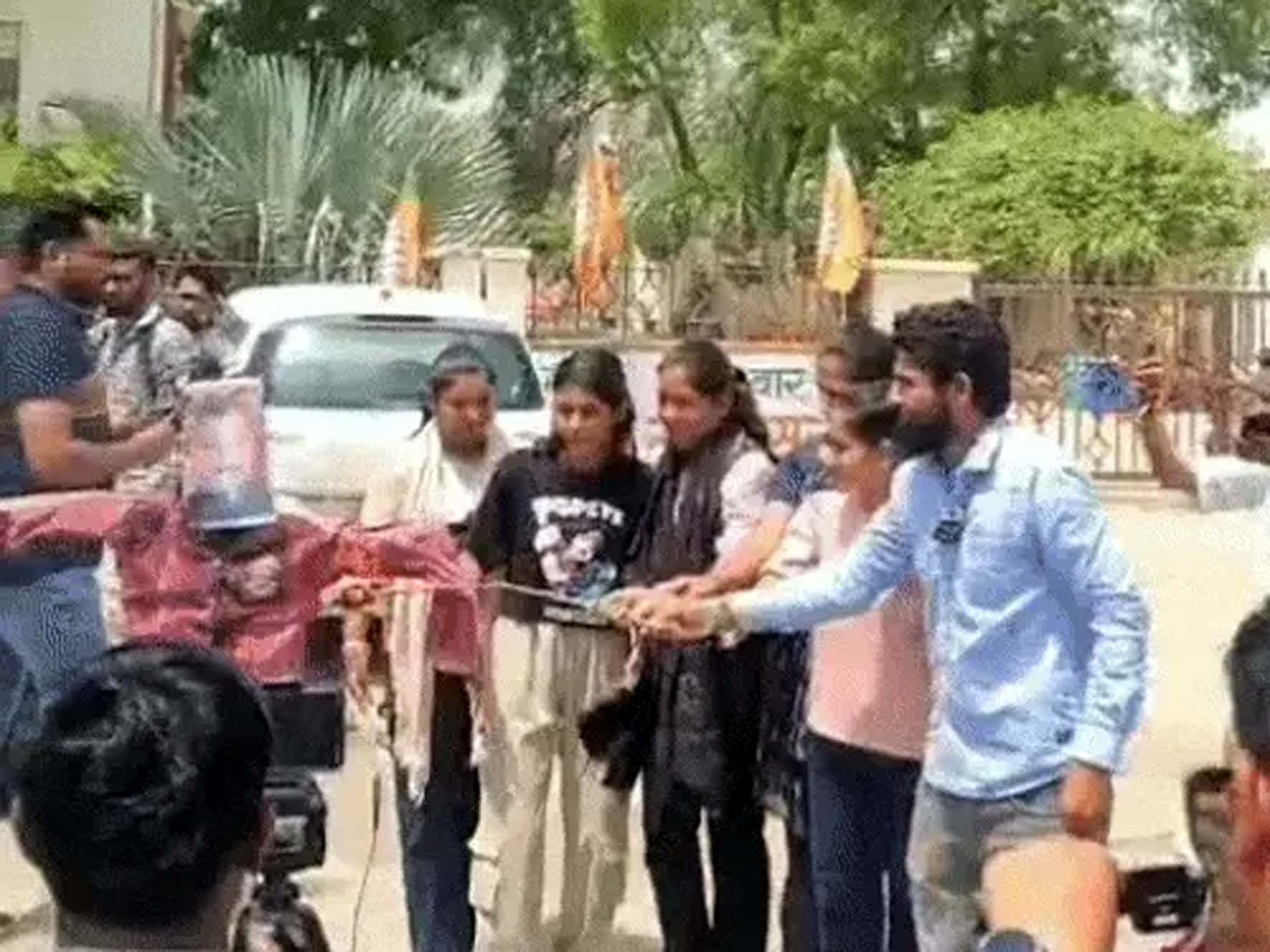 भाजपा कार्यालय के समक्ष पुतला फूंकते इनसो कार्यकर्ता। भाजपा कार्यालय के समक्ष पुतला फूंकते इनसो कार्यकर्ता।