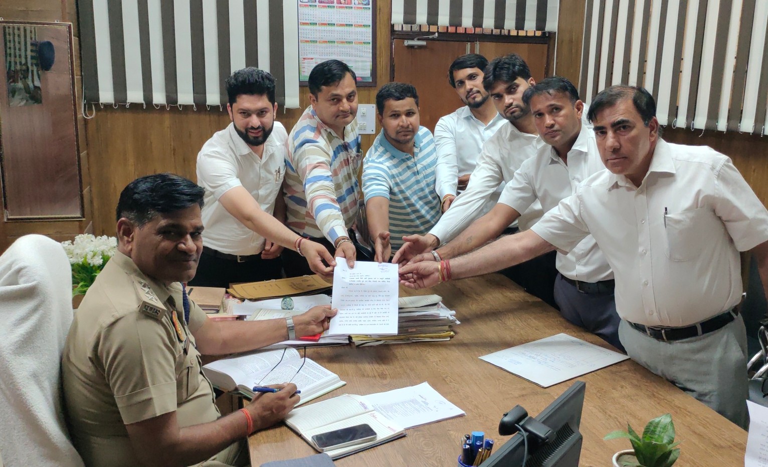 डीएसपी सतीश वत्स को शिकायत देते पीड़ित डीएसपी सतीश वत्स को शिकायत देते पीड़ित