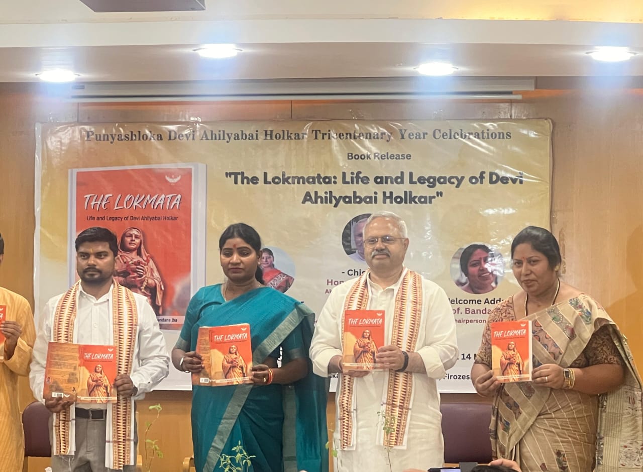 नई दिल्ली स्थित साहित्य अकादेमी में बुधवार द लोकमाता: लाइफ एंड लेगेसी ऑफ अहिल्या बाई होलकर पुस्तक के विमोचन करते राष्ट्रीय स्वयंसेवक संघ के अखिल भारतीय प्रचार प्रमुख सुनील आंबेकर नई दिल्ली स्थित साहित्य अकादेमी में बुधवार द लोकमाता: लाइफ एंड लेगेसी ऑफ अहिल्या बाई होलकर पुस्तक के विमोचन करते राष्ट्रीय स्वयंसेवक संघ के अखिल भारतीय प्रचार प्रमुख सुनील आंबेकर