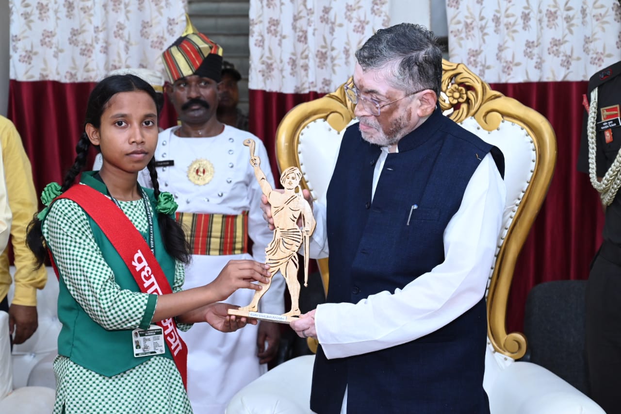 राज्यपाल विद्यालय का अवलोकन करते हुए राज्यपाल विद्यालय का अवलोकन करते हुए