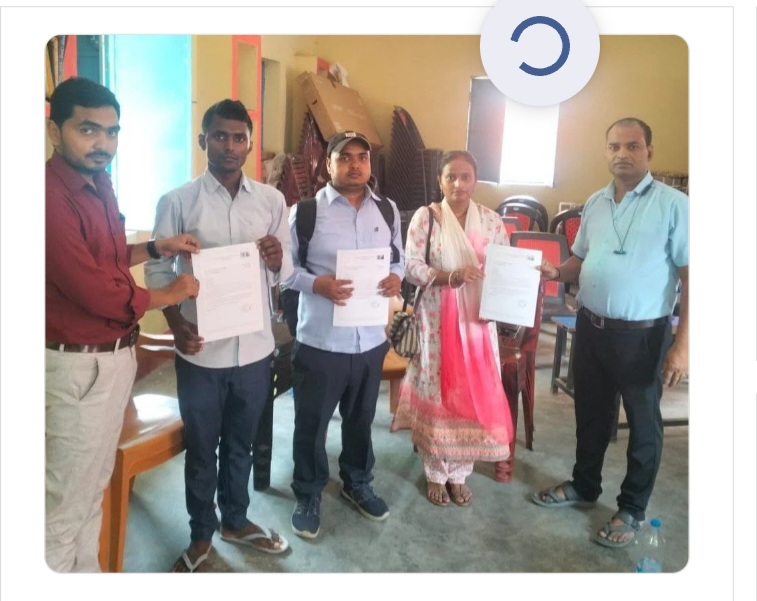 नियुक्ति पत्र लेते अभ्यर्थी नियुक्ति पत्र लेते अभ्यर्थी