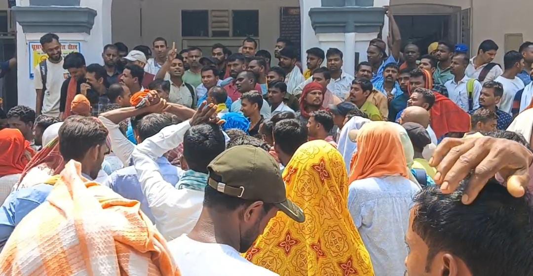 प्रदर्शन करते अभ्यर्थी प्रदर्शन करते अभ्यर्थी