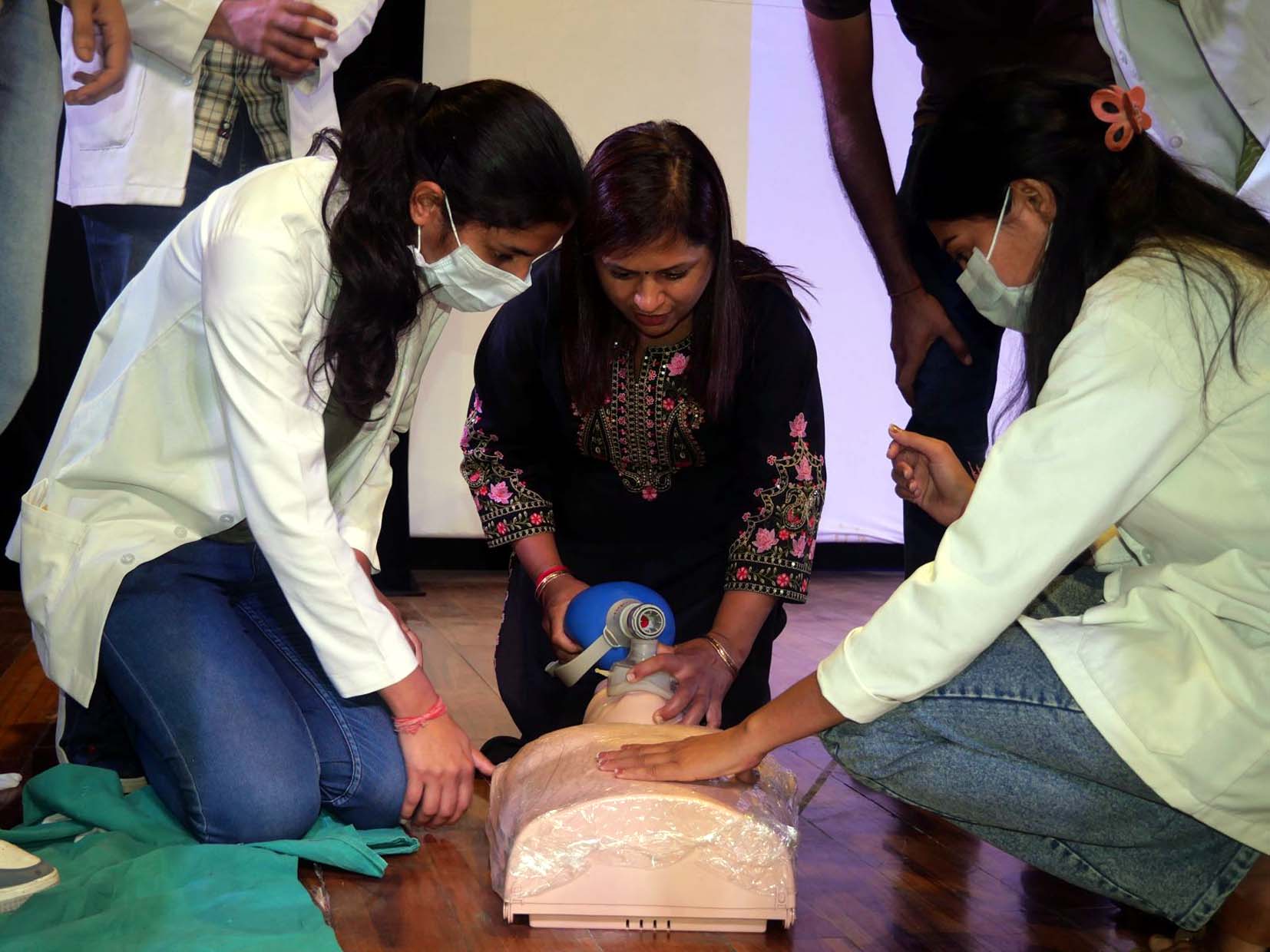 अग्रोहा मेडिकल में सीपीआर करते छात्र। अग्रोहा मेडिकल में सीपीआर करते छात्र।