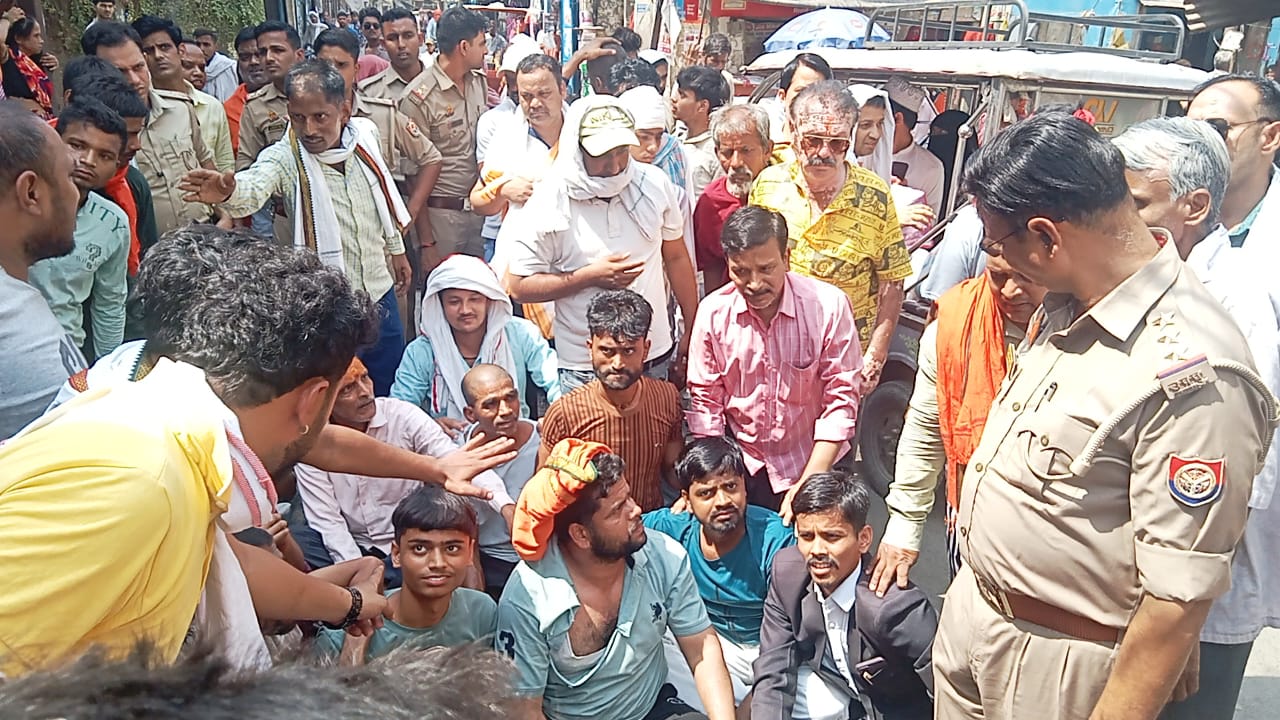 धरने पर बैठे पार्षद धरने पर बैठे पार्षद