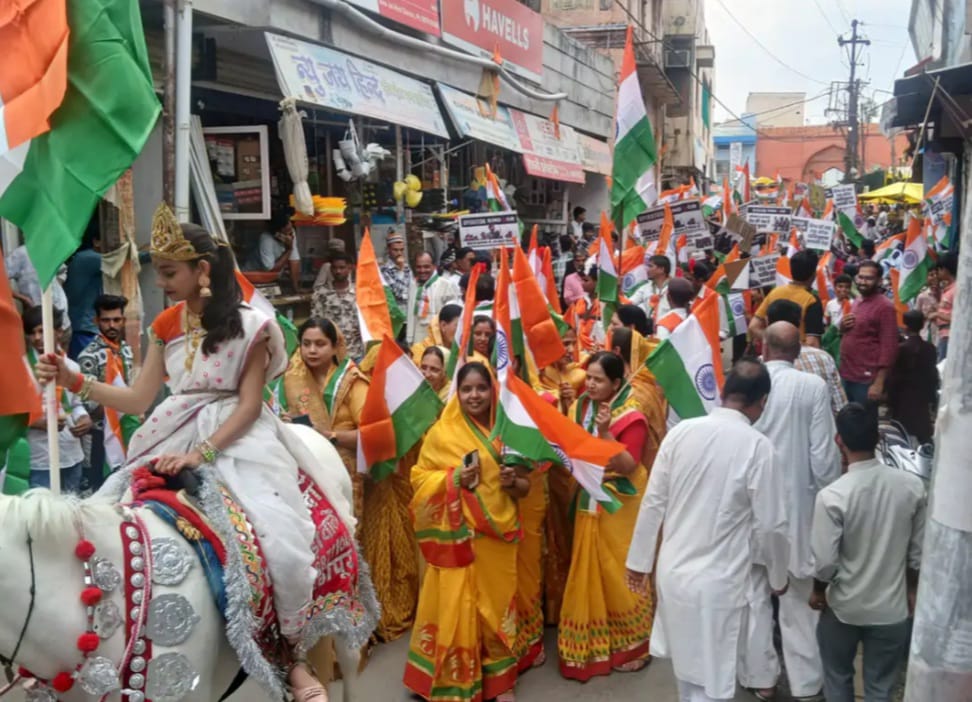 तिरंगा यात्रा, जगह-जगह पुष्पवर्षा से स्वागत तिरंगा यात्रा, जगह-जगह पुष्पवर्षा से स्वागत