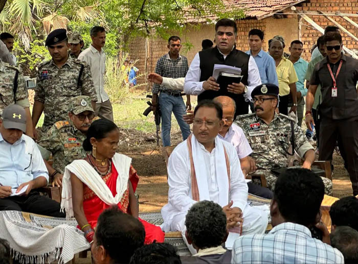 मुख्यमंत्री नक्सल प्रभावित ग्राम मुलेर पहुंचे मुख्यमंत्री नक्सल प्रभावित ग्राम मुलेर पहुंचे