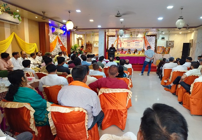 उन्नाव में पत्रकारिता: आज के संदर्भ विषयक संगोष्ठी में मंचासीन अतिथिगण एवं उपस्थित गणमान्य। उन्नाव में पत्रकारिता: आज के संदर्भ विषयक संगोष्ठी में मंचासीन अतिथिगण एवं उपस्थित गणमान्य।