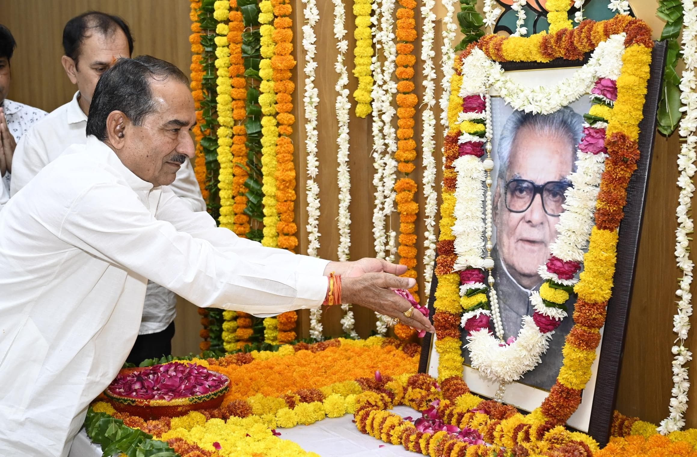 पूर्व उपराष्ट्रपति श्रद्धेय स्वर्गीय भैरोंसिंह शेखावत की पुण्यतिथि पर भाजपा नेताओं ने दी श्रद्धांजलि पूर्व उपराष्ट्रपति श्रद्धेय स्वर्गीय भैरोंसिंह शेखावत की पुण्यतिथि पर भाजपा नेताओं ने दी श्रद्धांजलि