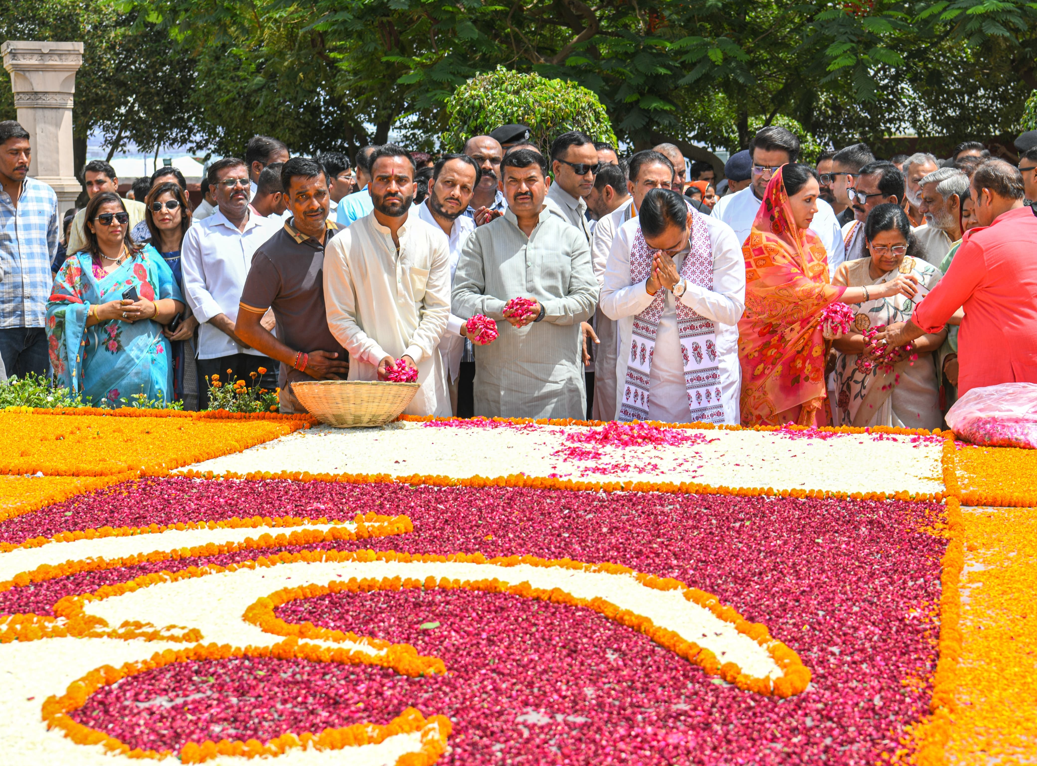 मुख्यमंत्री ने अर्पित की पुष्पांजलि मुख्यमंत्री ने अर्पित की पुष्पांजलि