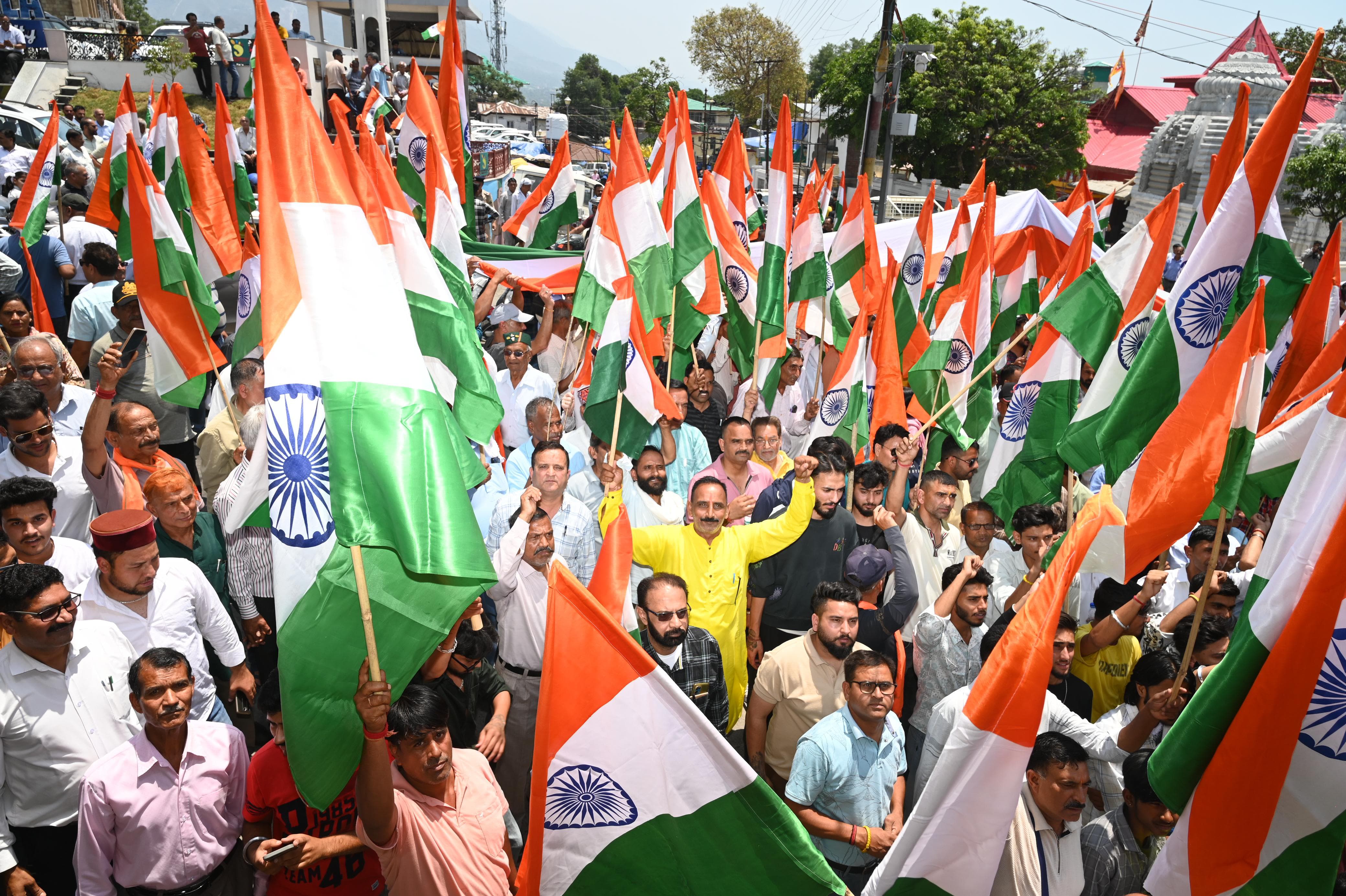 तिरंगा यात्रा के दौरान मौजूद कार्यकर्ता। तिरंगा यात्रा के दौरान मौजूद कार्यकर्ता।